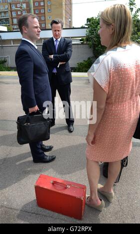 Le Premier ministre David Cameron attend un train avec son personnel pour le ramener à Londres après une journée de campagne à Harlow et Purfleet dans l'Essex, pour les élections locales et européennes de cette semaine. Banque D'Images