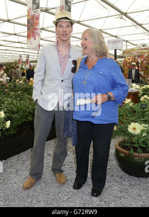 Benoît Cumberbatch avec sa mère Wanda Ventham pendant le jour de presse au RHS Chelsea Flower Show, à l'hôpital Royal de Chelsea, Londres. Banque D'Images