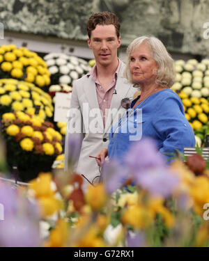 Benoît Cumberbatch avec sa mère Wanda Ventham pendant le jour de presse au RHS Chelsea Flower Show, à l'hôpital Royal de Chelsea, Londres. Banque D'Images