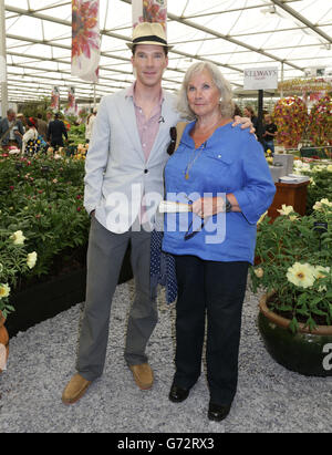 Benoît Cumberbatch et sa mère Wanda Ventham pendant le jour de presse au RHS Chelsea Flower Show, à l'hôpital Royal de Chelsea, Londres. Banque D'Images