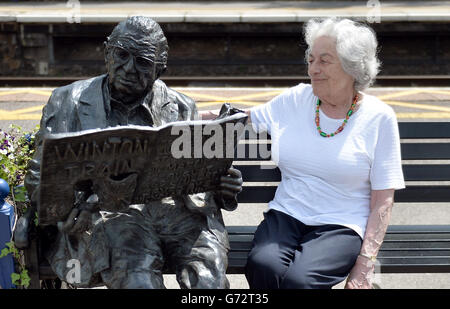 Vera Schaufeld pose à côté d'une statue du fondateur de Kindertransport tchèque Sir Nicholas Winton, qui a 105 ans aujourd'hui, à la gare de Maidenhead, Maidenhead. Banque D'Images