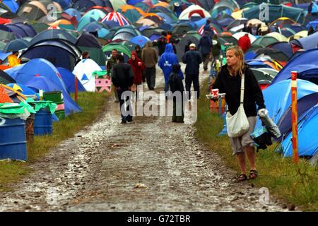 Punters au Glastonbury Festival à la ferme de Worry à Pilton, Somerset Banque D'Images