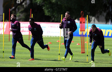 En Angleterre, Ross Barkley (deuxième à droite) avec James Milner (à droite) Danny Wellbeck (deuxième à gauche) et Adam Lallana (à gauche) pendant la séance de formation au complexe Vale do Lobo, au Portugal. APPUYEZ SUR ASSOCIATION photo. Date de la photo: Mercredi 21 mai 2014. Voir PA Story FOOTBALL England. Le crédit photo devrait se lire comme suit : Nick Potts/PA Wire. RESTRICTIONS : utilisation soumise à des restrictions FA. Utilisation commerciale uniquement avec le consentement écrit préalable de l'AC. Aucune modification sauf le recadrage. Appelez le +44 (0)1158 447447 ou consultez le site www.paphotos.com/info/ pour obtenir des restrictions complètes et de plus amples informations. Banque D'Images