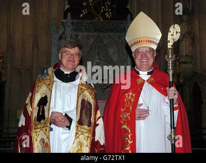 Dr Jeffrey John a installé le doyen de St Albans, à gauche, avec Mgr Christopher Herbert, à droite, à la cathédrale St Albans. Le Dr John, 51 ans, qui est gay mais célibataire, a été forcé de retirer son acceptation du poste d'évêque suffragan de Reading l'été dernier après une dispute amère sur les prêtres gays dans l'église. Banque D'Images