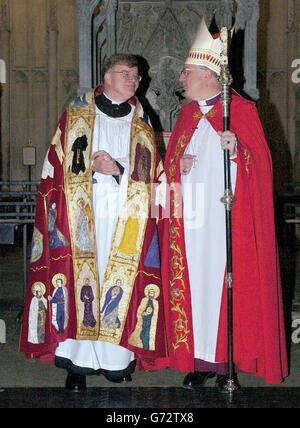 Dr Jeffrey John a installé le doyen de St Albans, à gauche, avec Mgr Christopher Herbert, à droite, à la cathédrale St Albans. Le Dr John, 51 ans, qui est gay mais célibataire, a été forcé de retirer son acceptation du poste d'évêque suffragan de Reading l'été dernier après une dispute amère sur les prêtres gays dans l'église. Banque D'Images