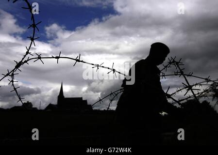 Orange Order March - Portatown.Un soldat aide à diriger une barrière en position sous l'église paroissiale de Drumcree à Portatown. Banque D'Images