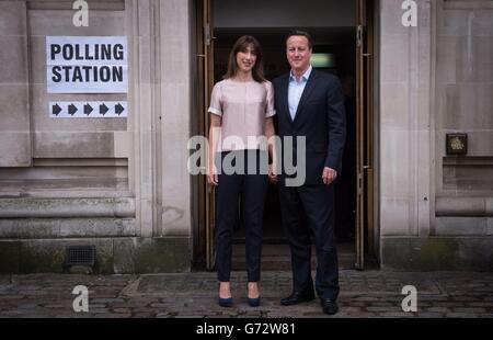 Le Premier ministre David Cameron et son épouse Samantha quittent le Methodist Central Hall à Westminster après avoir voté. Le scrutin s’est ouvert dans toute la Grande-Bretagne alors que des millions d’électeurs ont voté aux élections européennes et locales. Banque D'Images