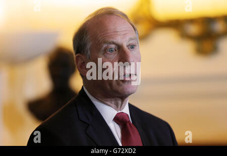 Le Dr Richard Haass - ancien diplomate américain qui a présidé une tentative malheureuse de résoudre des problèmes de processus de paix en Irlande du Nord lors d'une conférence de presse avec Tanaiste Eamon Gilmore à la Maison Iveagh à Dublin. Banque D'Images