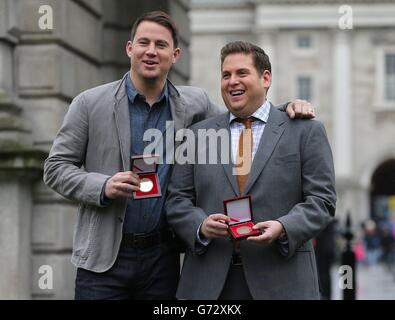 Les stars hollywoodiennes, Channing Tatum (à gauche) et Jonah Hill, reçoivent des médailles Bram Stoker de la Phil Society of Trinity College, tout en Irlande, pour la promotion de leur nouveau film, 22 Jump Street, à Dublin. Banque D'Images