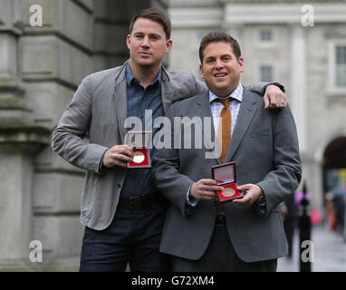 Les stars hollywoodiennes, Channing Tatum (à gauche) et Jonah Hill, reçoivent des médailles Bram Stoker de la Phil Society of Trinity College, tout en Irlande, pour la promotion de leur nouveau film, 22 Jump Street, à Dublin. Banque D'Images