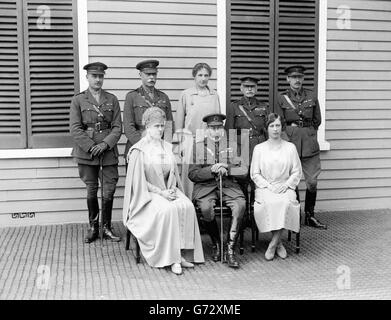 Une photographie de groupe incluant le roi George V, la reine Mary et la princesse Mary, la princesse royale, prise à Aldershot. Banque D'Images