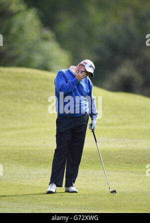 Shane Lowry, de la République d'Irlande, réagit pendant la deuxième journée du championnat BMW PGA au Wentworth Club, Surrey. Banque D'Images