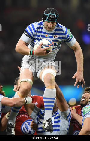 Steve Borthwick de Saracens revendique la balle dans la ligne Banque D'Images