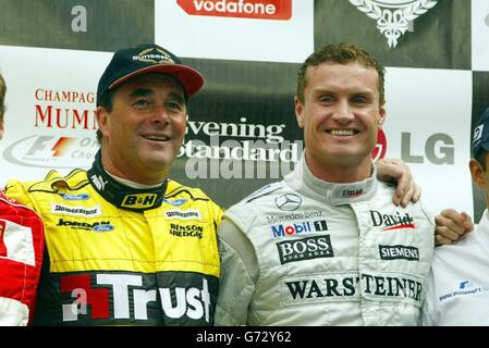 L'ancien champion du monde de F1 Nigel Mansell et l'actuel pilote de F1 David Coulthard se tiennent sur le podium à Regent Street à Londres, avant une course autour d'une section du West End. Les concurrents de huit équipes, dont Ferrari, Williams, BAR et Jordan, se joindront à une procession le long de la route, conçue pour susciter l'intérêt pour le Grand Prix de Grande-Bretagne de ce week-end et renforcer les appels pour que Londres soit considérée comme un site possible pour une future course urbaine. Banque D'Images