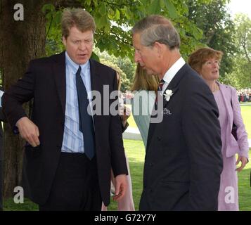 Earl Spencer et le Prince de Galles lors de l'ouverture officielle d'une fontaine construite à la mémoire de Diana, princesse de Galles, dans Hyde Park à Londres. La création de 3.6 millions à côté de la Serpentine a été entourée de controverses - confrontés à des retards et à la sur-exécution de son budget d'ici 600,000. La princesse est décédée dans un accident de voiture à Paris en août 1997. Banque D'Images