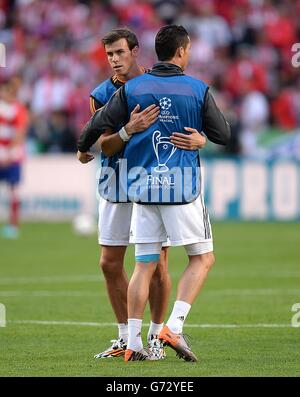 Football - Ligue des champions de l'UEFA - finale - Real Madrid / Atletico Madrid - Estadio Da Luz.Gareth Bale du Real Madrid (à gauche) et Cristiano Ronaldo pendant l'échauffement avant le match Banque D'Images