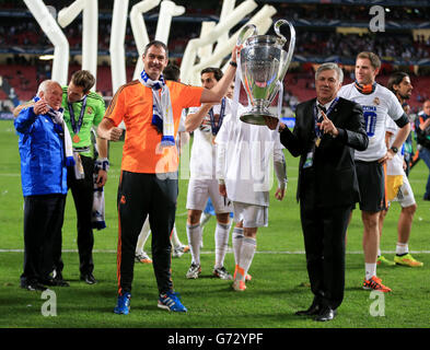 Football - Ligue des champions de l'UEFA - finale - Real Madrid / Atletico Madrid - Estadio Da Luz.Carlo Ancelotti, directeur du Real Madrid (à droite) et Paul Clement (à gauche), entraîneur en chef adjoint, célèbrent avec le trophée de la Ligue des champions de l'UEFA Banque D'Images