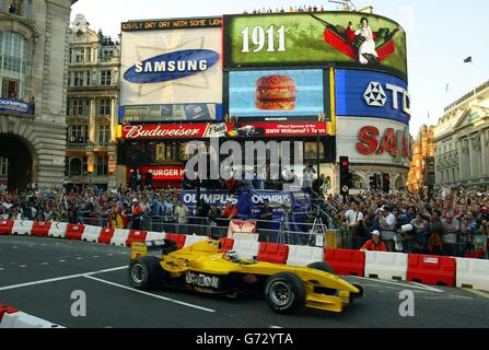 Nigel Mansell, légende des courses britanniques, conduit une voiture Jordan le long de Regent Street, Londres, alors que Formula One arrive à la capitale. Des milliers de fans de Formule 1 se sont rassemblés pour l'événement de courses automobiles de rue sans précédent, alors que des appels à un Grand Prix permanent y ont été lancés. Les meilleurs pilotes, anciens et nouveaux, sont arrivés pour l'événement du centre de Londres de cette soirée pour voir les puissantes voitures conduire le long du parcours de 3 km de Regent Street. Jenson Button et Scot David Coulthard ont également été parmi les participants de huit équipes de Formule 1, dont Ferrari et Williams, pour participer à une procession le long de la route. Banque D'Images