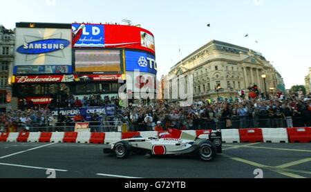 Jenson Button, dans son BAR Honda, fait des courses le long de Regent Street, Londres, alors que la Formule 1 arrive à la capitale. Des milliers de fans de Formule 1 se sont rassemblés pour l'événement de courses automobiles de rue sans précédent, alors que des appels à un Grand Prix permanent y ont été lancés. Les meilleurs pilotes, anciens et nouveaux, sont arrivés pour l'événement du centre de Londres de cette soirée pour voir les puissantes voitures conduire le long du parcours de 3 km de Regent Street. La légende britannique Nigel Mansell, Jenson Button et Scot David Coulthard faisaient partie des participants de huit équipes de Formule 1, dont Ferrari et Williams, pour participer à une procession le long de la route. Banque D'Images