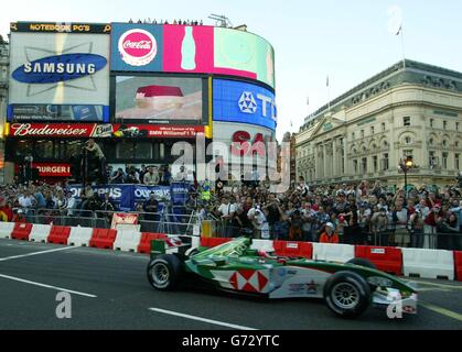 Martin Brundle suit Regent Street, Londres, dans une voiture Jaguar alors que la Formule 1 arrive à la capitale. Des milliers de fans de Formule 1 se sont rassemblés pour l'événement de courses automobiles de rue sans précédent, alors que des appels à un Grand Prix permanent y ont été lancés. Les meilleurs pilotes, anciens et nouveaux, sont arrivés pour l'événement du centre de Londres de cette soirée pour voir les puissantes voitures conduire le long du parcours de 3 km de Regent Street. La légende britannique Nigel Mansell, Jenson Button et Scot David Coulthard faisaient partie des participants de huit équipes de Formule 1, dont Ferrari et Williams, pour participer à une procession le long de la route. Banque D'Images