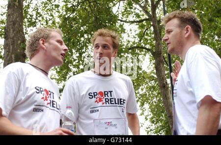 Le Prince William discute avec le présentateur de télévision Patrick Kielty (à gauche) et le chef Gordon Ramsay, après avoir terminé le Sport relief London Mile. Banque D'Images