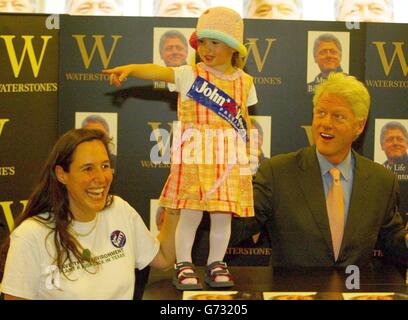 L'ancien président américain Bill Clinton rencontre Chelsea Tabachnic, âgée de 2 ans, et sa mère Margo Miller, de Hampstead, à la librairie Waterstone de Londres l'ancien président signait des copies de son livre, My Life . Banque D'Images