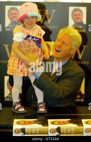 L'ancien président américain Bill Clinton rencontre Chelsea Tabachnic, âgée de 2 ans, de Hampstead, à la librairie Waterstone de Londres où il signait des copies de son livre, My Life. Banque D'Images