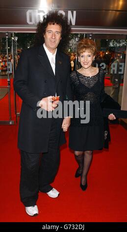 Brian May de Queen et de sa femme, l'actrice Anita Dobson arrivent pour la première de gala britannique de Spider-Man 2 à l'Odeon Leicester Square, dans le centre de Londres. Banque D'Images