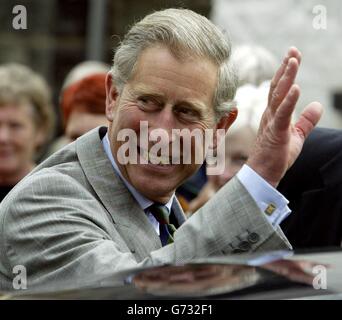 HR Prince Charles lors d'une visite à Trefriw, dans la vallée de Conwy, au nord du pays de Galles, lors d'une visite pour voir comment la région s'était rétablie après de fortes inondations en février. Banque D'Images