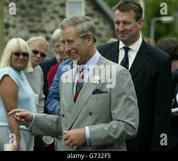 HR Prince Charles lors d'une visite à Trefriw, dans la vallée de Conwy, au nord du pays de Galles, lors d'une visite pour voir comment la région s'était rétablie après de fortes inondations en février. Banque D'Images