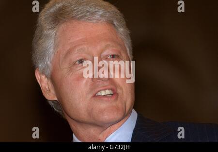 L'ancien président américain Bill Clinton donne un discours aux invités lors d'une soirée de lancement pour promouvoir son autobiographie, My Life, au Guildhall, dans le centre de Londres.L'ancien président des États-Unis a déclaré qu'il était vital que la Grande-Bretagne maintienne sa « relation spécifique » avec l'Amérique pour aider à construire un nouvel ordre mondial et que la Grande-Bretagne devait être le « pont » entre l'Amérique et l'Europe pour pouvoir se tenir côte à côte contre la terreur.Il a reconnu que la relation avait été « coûteuse » pour Tony Blair au sujet de la guerre en Irak, mais a souligné qu'il était important de continuer. Banque D'Images