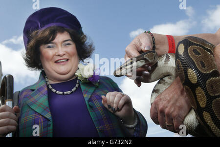 Chieftain des championnats britanniques de groupes de tubes Susan Boyle rencontre Monty le python aux West Lothian Highland Games et British Pipe Band Championships à Meadow Park, Bathgate. Banque D'Images