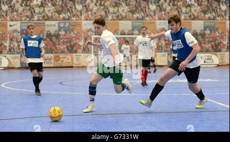 Sports - StreetGames football pools Fives - Swindon.Action générale lors de la finale régionale du Centre Sud du tournoi StreetGames football pools Fives à Futsal UK à Swindon. Banque D'Images