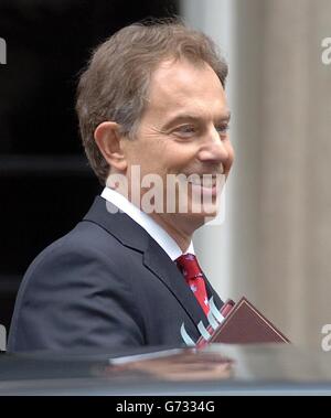 Le premier ministre Tony Blair laisse le numéro 10 Downing St à la Chambre des communes le mercredi 14 juillet 2004 pour participer à l'heure des questions du premier ministre, puis pour faire une déclaration sur le rapport Butler qui a été publié aujourd'hui Banque D'Images