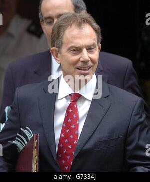 Le premier ministre Tony Blair laisse le numéro 10 Downing St à la Chambre des communes le mercredi 14 juillet 2004 pour participer à l'heure des questions du premier ministre, puis pour faire une déclaration sur le rapport Butler qui a été publié aujourd'hui Banque D'Images