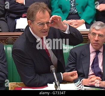 Le premier ministre britannique Tony Blair parle à la Chambre des communes, à Londres, au cours de son hebdomadaire de questions du premier ministre. Banque D'Images