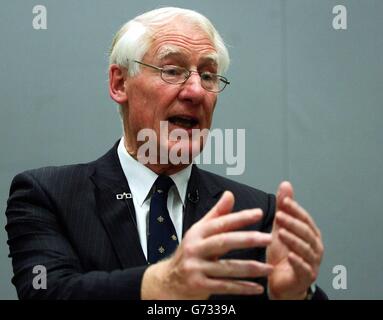 Lord Butler s'est exprimé lors d'une conférence de presse à Londres à la suite de la publication de son rapport sur les renseignements reçus par le gouvernement britannique avant la guerre contre l'Irak. Il a été chargé en février d'examiner l'écart entre les allégations d'avant-guerre du groupe de renseignement selon lesquelles le dictateur irakien Saddam Hussein avait des arsenaux illicites d'armes de destruction massive et l'échec du Groupe d'enquête sur l'Irak à trouver une trace de ces stocks. Banque D'Images