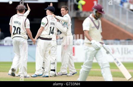 Simon Kerrigan (au centre), de Lancashire, célèbre la prise de la porte d'Alfonso Thomas (à droite) de Somerset, lors du match de championnat du comté de LV à Emirates Old Trafford, Manchester. Banque D'Images