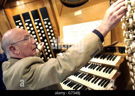 L'organiste réputé Martin Neary affine sa performance sur le Royal Albert Hall Organ de 150 tonnes récemment restauré lors de la répétition finale avant la première nuit des Proms de la BBC. Martin jouera les premières notes de la saison 2004 sur le plus grand instrument musical du Royaume-Uni. Banque D'Images