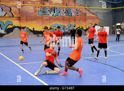 Sports - StreetGames football pools Fives - Swindon.Action générale lors de la finale régionale du Centre Sud du tournoi StreetGames football pools Fives à Futsal UK à Swindon. Banque D'Images