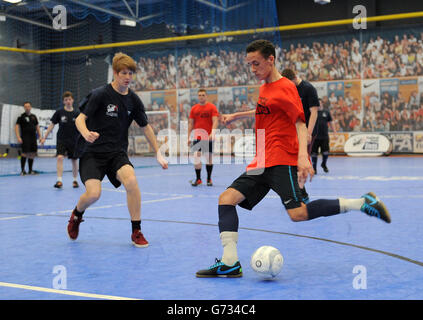 Sports - StreetGames football pools Fives - Swindon.Action générale lors de la finale régionale du Centre Sud du tournoi StreetGames football pools Fives à Futsal UK à Swindon. Banque D'Images