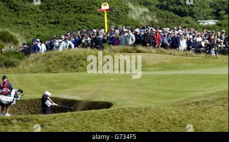 Les jetons d'Ernie Els d'Afrique du Sud provenant d'un bunker sur le 8ème trou lors du 133ème Open Golf Chamonship au Royal Troon Golf course en Ecosse Banque D'Images