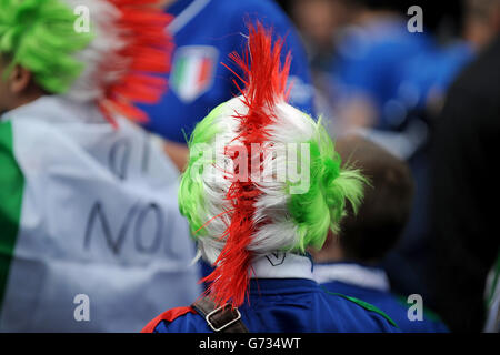 Un fan italien porte une perruque mohawk dans les couleurs de son équipe Banque D'Images