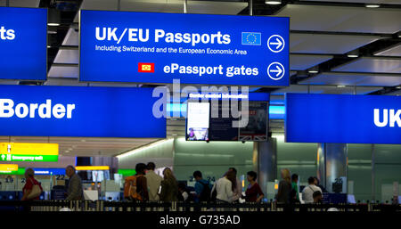 Les passagers passent par les contrôles aux frontières du nouveau terminal 2, le terminal Queen de l'aéroport de Heathrow, qui a ouvert pour la première fois au public. Banque D'Images