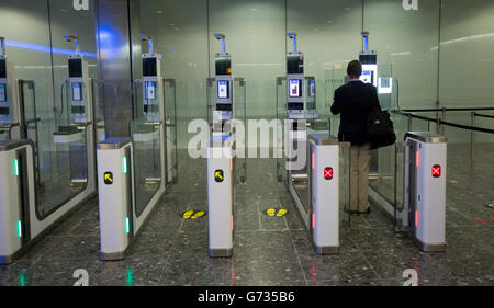 Les passagers passent par les contrôles aux frontières du nouveau terminal 2, le terminal Queen de l'aéroport de Heathrow, qui a ouvert pour la première fois au public. Banque D'Images