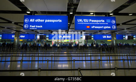 Les passagers passent par les contrôles aux frontières du nouveau terminal 2, le terminal Queen de l'aéroport de Heathrow, qui a ouvert pour la première fois au public. Banque D'Images