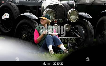 Un exposant se détend dans l'enceinte d'une voiture d'époque au parc Dublins Phoenix où les enthousiastes de la voiture se sont réunis pour célébrer 75 ans de course dans le parc. Banque D'Images