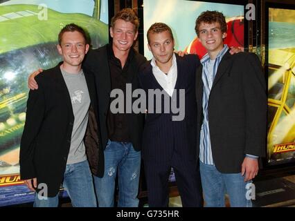 (De gauche à droite) les stars du film Dominic Colenso, Philip Winchester, Lex Shrapnel et Ben Torgersen arrivent pour la première britannique de Thunderbirds, à l'Empire Leicester Square, dans le centre de Londres. Banque D'Images