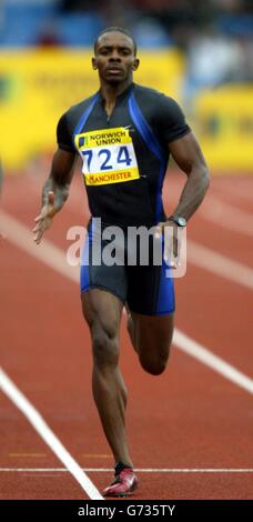 Malachi Davis pendant le 400m chauffe le premier jour des épreuves olympiques de l'Union de Norwich et des Championnats de l'Association d'athlétisme d'Amatüer à l'arène régionale de Manchester. Banque D'Images