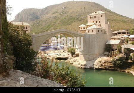 Un point de vue près du célèbre vieux pont de la ville de Mostar en Bosnie-Herzagovina, que le prince de Galles a visité lorsqu'il a été rouvert après la reconstruction en raison de dommages de guerre. Le prince était l'un des nombreux VIP à assister à la cérémonie de réouverture, à un chef-d'œuvre de la construction du pont du XVIe siècle, qui a été détruit dans la guerre civile amère de 1992-95, qui a fait rage dans l'État des Balkans après la rupture de l'ex-Yougoslavie. Banque D'Images